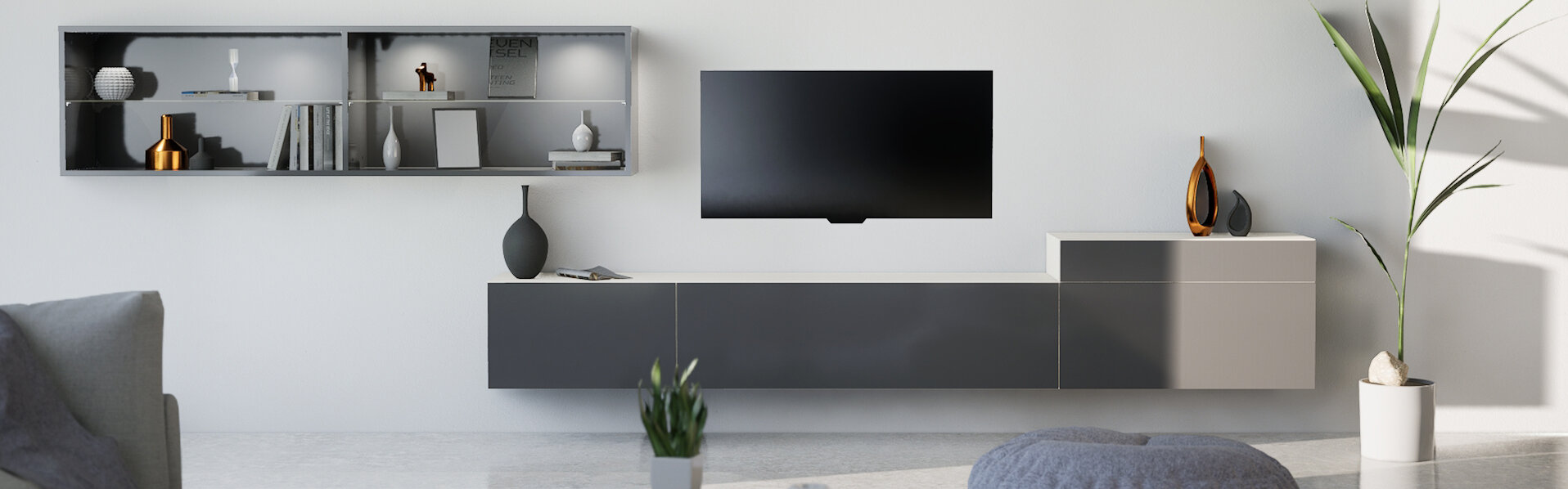 Lowboard und Regal einer Wohnwand in mattgrau mit einem schwarzen Fernseher. 