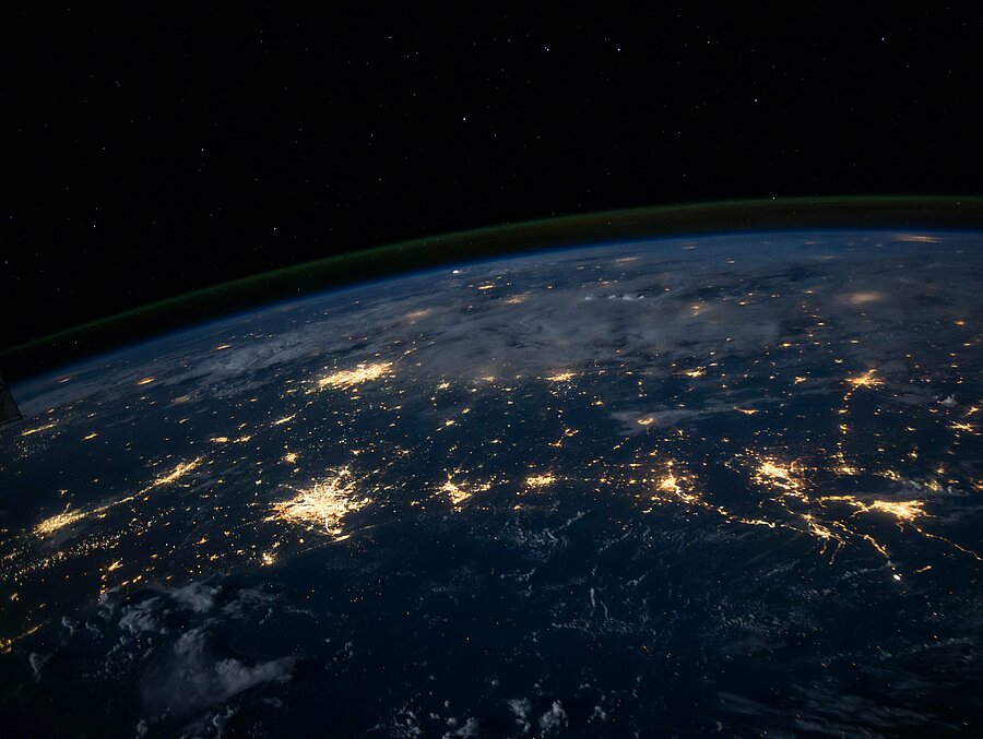 Weltkugel bei Nacht mit Leuchtenden Städten