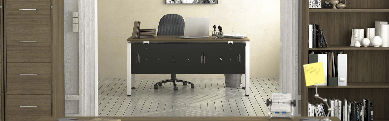 Rendering eines Büros mit Schreibtisch, Stuhl und Regalen