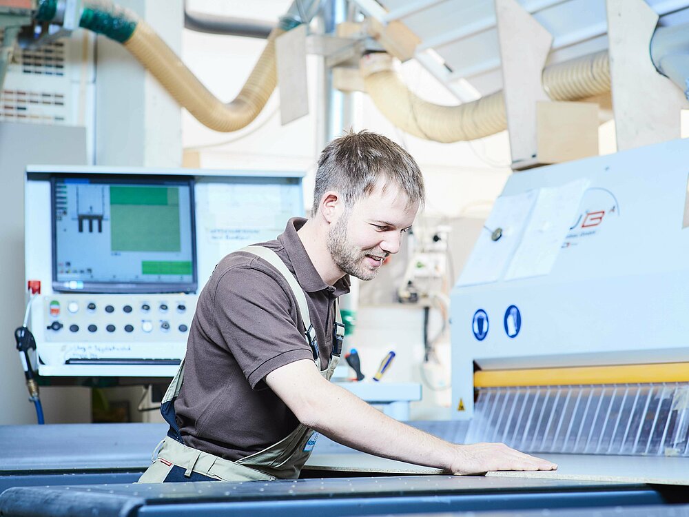 Handwerk Arbeiter an Plattenaufteilsäge 