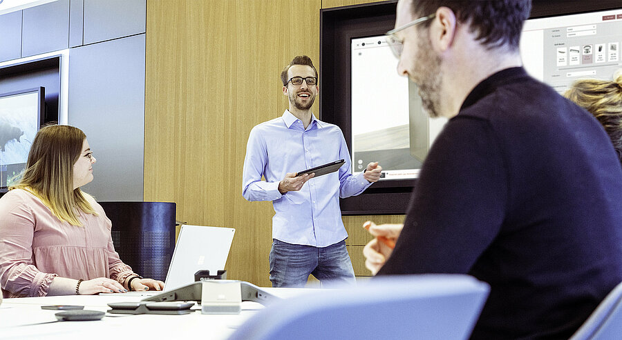 imos Mitarbeiter in Meeting an großem Konferenztisch