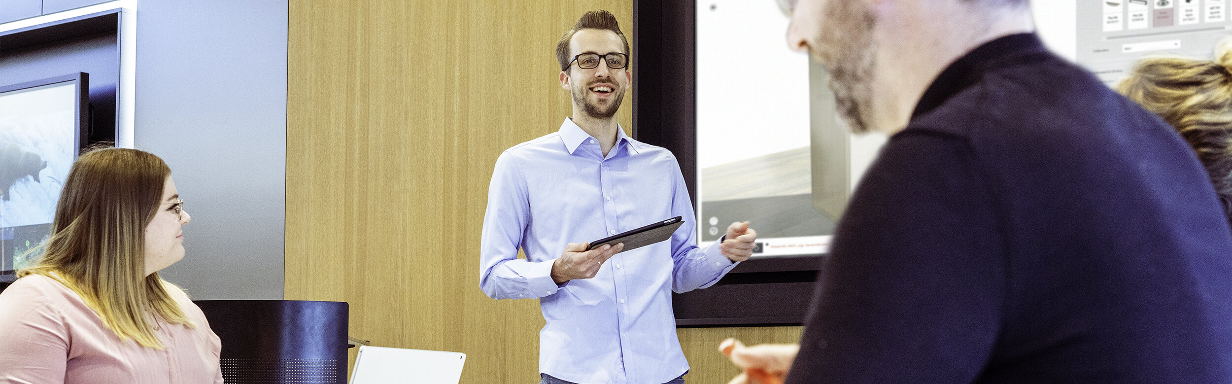 imos Mitarbeiter in Meeting an großem Konferenztisch