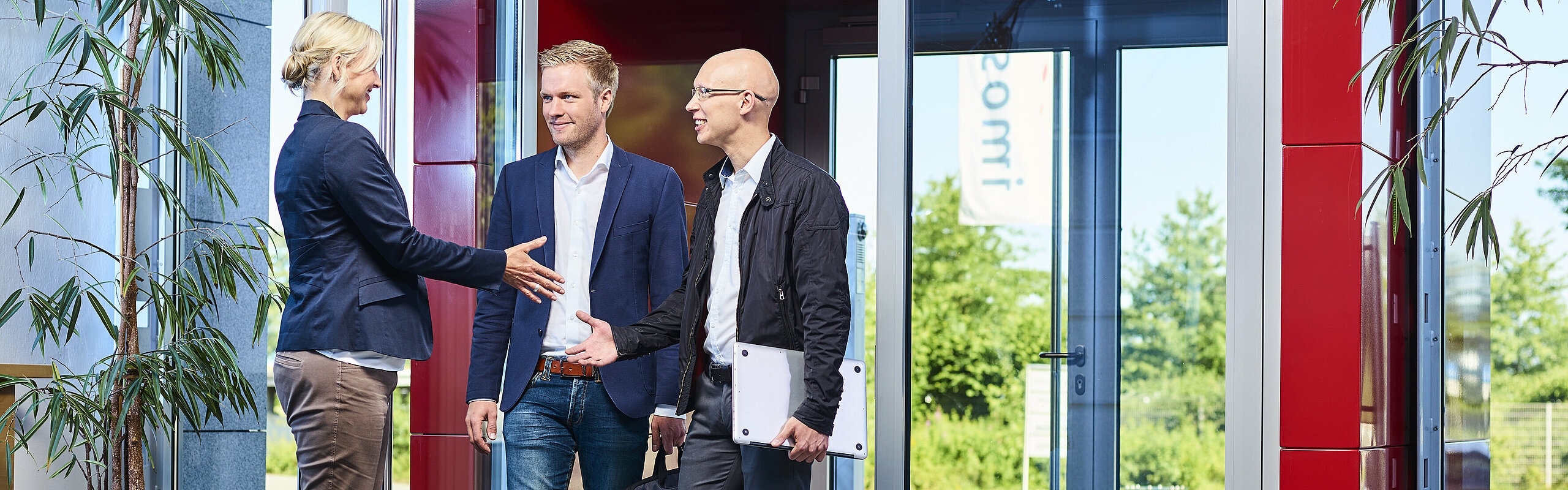  Begrüßung dreier Personen im imos Foyer in Herford 